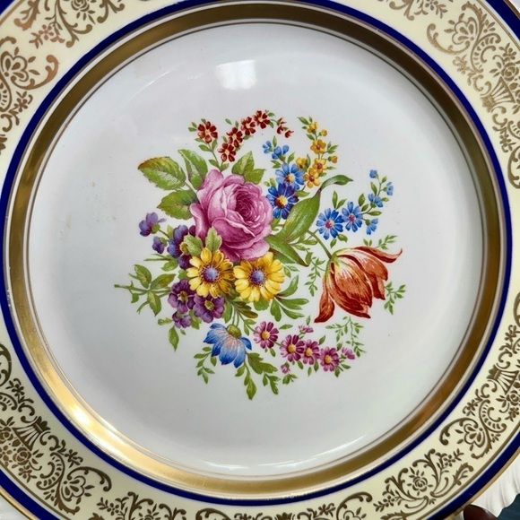 VINTAGE JOHNSON BROS. 10 3/4” DINNER PLATE. OLD ENGLISH LINE, CHADWELL PATTERN. - Picture 3 of 6
